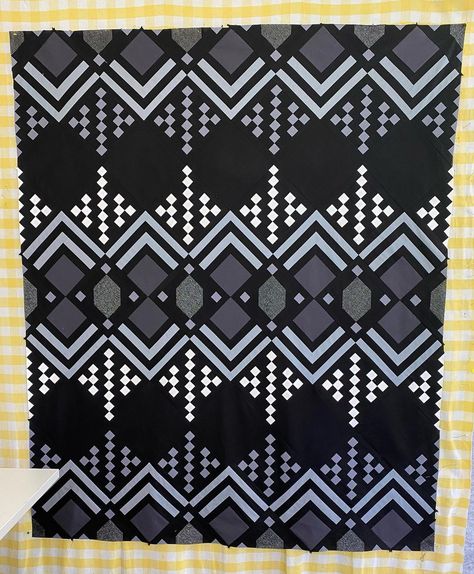 Deco Quilt Lo And Behold, Deco Quilt Pattern, Deco Quilts, Art Deco Quilt, Deco Quilt, Black Quilts, Grandma Crafts, Modern Quilting Designs, Two Color Quilts