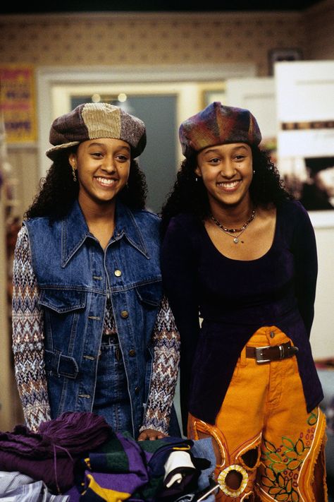 Sisters Tv Show, Tia And Tamera, Black Sitcoms, Tia And Tamera Mowry, Black 90s Fashion, Black Tv Shows, 90s Tv Shows, Tamera Mowry, 90s Inspired Outfits