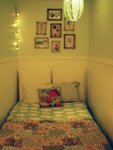 Bed Nooks, Bright Bedding, Narrow Bedroom, Sleeping Nook, Bed Nook, How To Make Headboard, Bedroom Nook, Tiny Room, Warm Bedroom