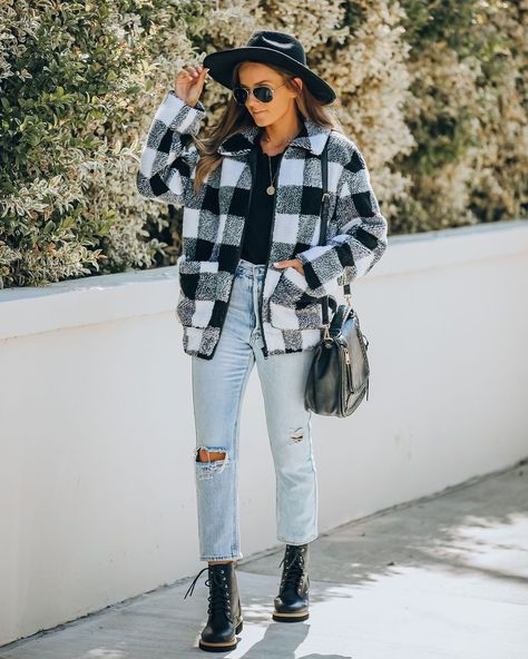 536a76f94cf7535158f66cfbd4b113b6 Buffalo Print, Flannel Outfits, Winter Outfits Cold, Cozy Winter Outfits, Look Short, Faded Jeans, Elegante Casual, Teddy Jacket, White Buffalo