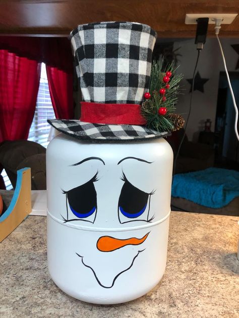 Propane Tank Art, Snowman Patterns, Scarecrow Decorations, Propane Tanks, Snowman Crafts Diy, Propane Cylinder, Tank Art, Christmas Crafts Diy Projects, Snowman Craft