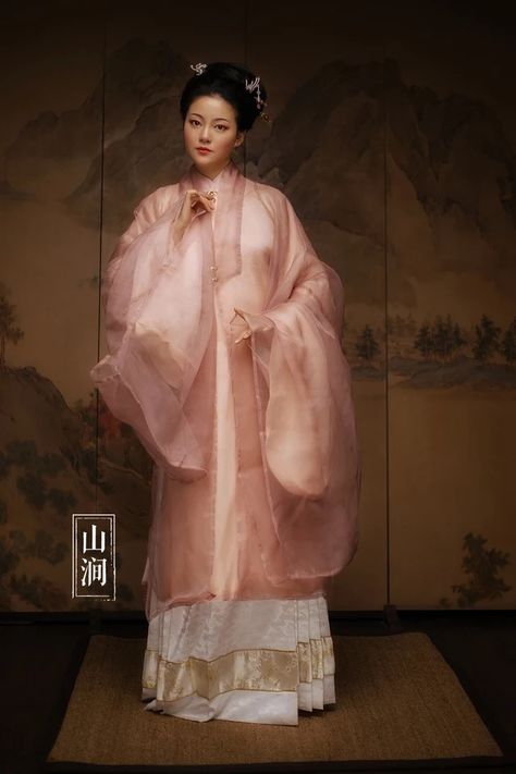 Chinese Ming Dynasty Hanfu Ming Hanfu, Ming Dynasty Clothing, Chinese Historical Fashion, Chinese Civilization, Ming Dynasty Hanfu, Japanese Vases, Traditional Chinese Hanfu, Dynasty Clothing, Rajputi Dress