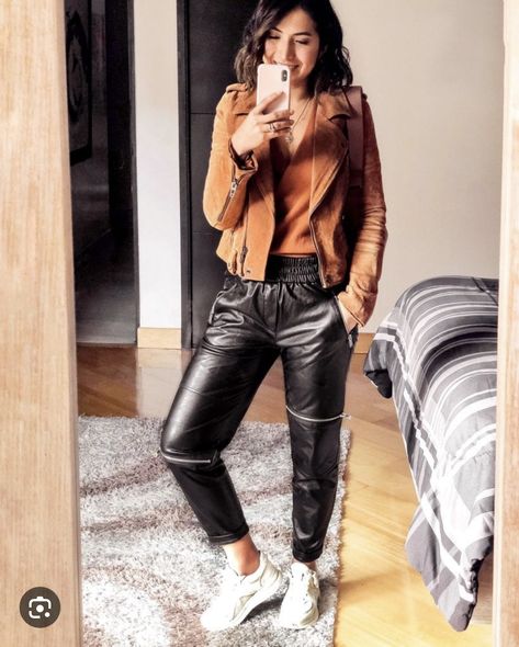 Faux Leather Joggers Outfit, Palette Closet, Outfits Jogger, Leather Pants Outfits, Faux Leather Pants Outfit, Jogger Outfits, Leather Jogger Pants, Haute Mess, Dreamy Style