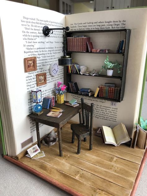 Book Shelf Mini World, Tiny Bookshelf Ideas, Diy Miniature Library, Mini Book Nook Diy, Book Nook Inspiration, Bookshelf Diorama Diy, Book Diarama Ideas, Mini Bookshelf Ideas, Diy Booknook Ideas