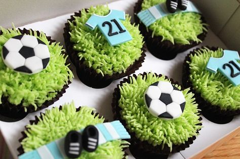 Manchester City Cupcakes, Football Cupcakes Soccer, Soccer Theme Cupcakes, Messi Cupcakes, Football Cupcakes Ideas, Cupcake Football, Fifa Cake, Football Cupcake, Sport Cupcakes