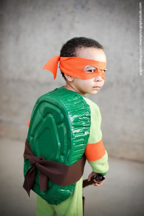 Oh my gosh! How adorable is this DIY Teenage Mutant Ninja Turtle costume! Looks so easy too Diy Ninja Turtle Costume, Diy Ninja, Diy Superhero Costume, Teenage Mutant Ninja Turtles Costume, Diy Costumes Kids Boys, Turtle Costume, Church Halloween, Ninja Turtle Costume, Turtle Costumes