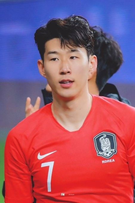 Son Soccer, Korea Soccer, Son Heungmin, Son Heung Min, Neymar Jr Wallpapers, Soccer Boyfriend, Football Players Images, Football Boyfriend, Trendy Boy Outfits