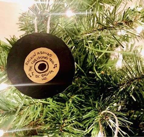 Elvis Crafts, Diy Record, Rockin Around The Christmas Tree, Christmas Planning, Diy Vinyl, Tree Decor, Xmas Tree, Vinyl Record, Recycled Plastic