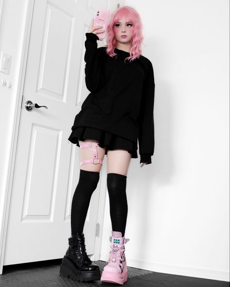 black and pink platforms Pink And Black Fashion Aesthetic, Pink And Black Matching Outfits, Black Egirl Outfits, Pink Black And White Outfit, Black And Pink Outfit Ideas, Casual Grunge Outfits, Black Egirl, Black And Pink Outfit, Pink And Black Outfit