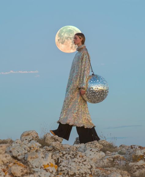 Bring the moon with you everywhere you go 🌙👛#thisisnotreal #midjourneyaiart #midjourneycreativecommunity #midjourneyfashion #aiartcommunity #aifashioneditorial #fashioneditorial #moonbags #cosmic #visualstorytelling #midjourneyprompt #promptcraft #midjourneypersonalization #midjourneyv6 Moon Queen Aesthetic, Space Fashion Aesthetic, Alien Couture, Moon Editorial, Space Editorial, Futuristic Photography, Astronaut Fashion, Cosmic Fashion, Surrealism Fashion