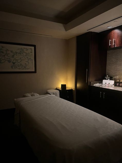 Masseuse Aesthetic, Back Massage Aesthetic, Luxurious Tattoo, Massage Aesthetic Spa, Massage Therapy Aesthetic, Hotel Aesthetic Photoshoot, Luxury Spa Aesthetic, Massage Photoshoot, Chinese Massage