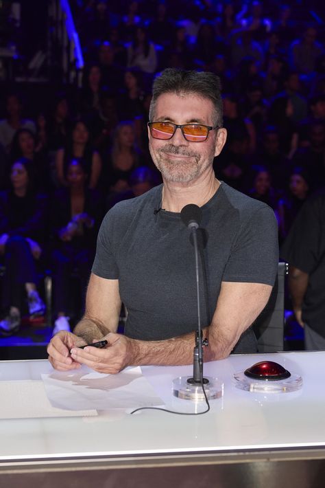 With the judges mentoring the acts in #AGT: Fantasy League, #SimonCowell is enjoying the show even more than usual these days. #AGT #AmericasGotTalent #FantasyLeague #TalentShow #RealityTV #Competition #Mentorship #Judges #SimonCowell #TV #Entertainment #Performances #VarietyActs Broken Phone, Fantasy League, Got Talent, Simon Cowell, America's Got Talent, Tv Entertainment, Talent Show, Reality Tv, Hollywood