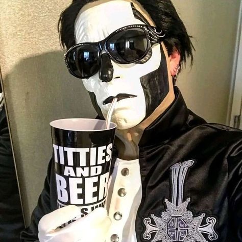 Join our discord server today!😄 Papa Iii, The Band Ghost, Doom Metal Bands, Funny Selfie, Nameless Ghouls, Ghost Album, Papa Emeritus, Ghost Papa, Ghost Band