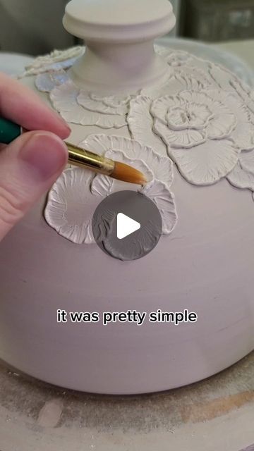 Make Porcelain Clay, Ceramic Flower Design, Sliptrailing Designs, Slab Ceramics Projects, Slip Trailing Pottery Patterns, Porcelain Clay Ideas, Ceramic Texture Pattern, Ceramic Flowers How To Make, Clay Creations Easy