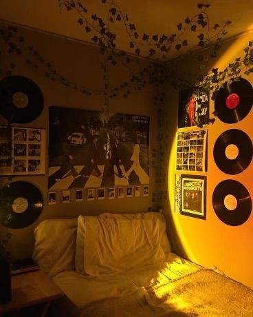 Bedroom Ideas Grunge Indie, Indie Wall Art Bedroom, 80’s Aesthetic Room Ideas, Bedroom Ideas Grunge Aesthetic, Art And Music Room Aesthetic, Room Ideas 80s Aesthetic, Monochromatic Room Aesthetic, Cozy Music Bedroom, Vintage Room Decor Aesthetic