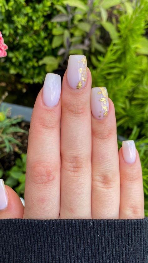 White Nail Gold Foil, Nails Inspiration White And Gold, Milky Nails With Gold Foil, White And Gold Christmas Nails Short, Milky White Nails Gold Foil, Short White Nails With Gold Flakes, Milk Nails With Gold, Milky White Nails With Gold Flakes, Milky White Design Nails