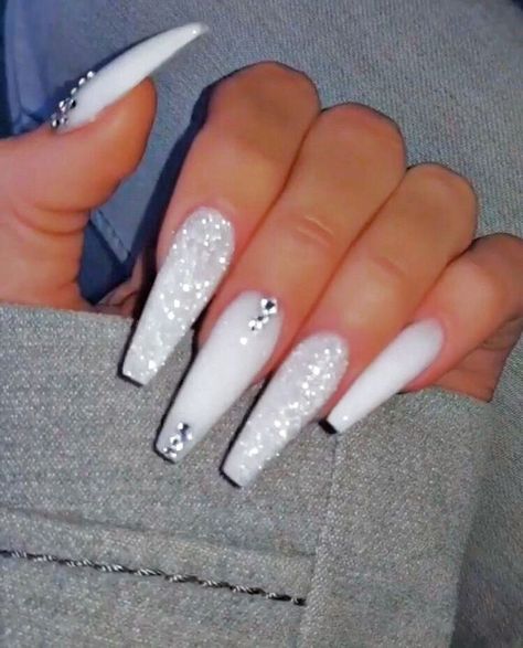 uñas blancas con brillo y piedritas blancas White Coffin Nails, Short Coffin, Nagel Tips, Nails Homecoming, White Acrylic Nails, Cute Acrylic Nail Designs, Simple Acrylic Nails, Long Acrylic Nails Coffin, Makijaż Smokey Eye