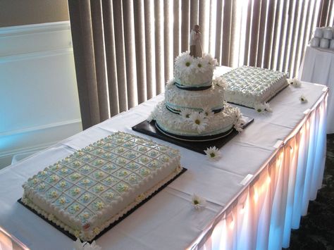 Daisies - Wedding Cake & Sheet Cake Simple Small Wedding Cakes, Sheet Wedding Cake, Simple Small Wedding, Outdoor Wedding Cake, Wedding Sheet Cakes, Wedding Snacks, Sheet Cake Designs, Wedding Cake Cookies, Small Wedding Cakes