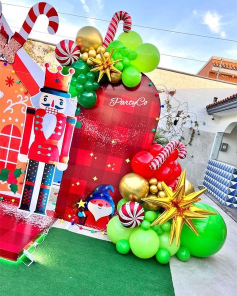 Kid Friendly Party, Christmas Balloon Decorations, Xmas Theme, Pop Up Bar, Christmas Program, Christmas Pops, Christmas Balloons, Sweet Christmas, Stage Decorations