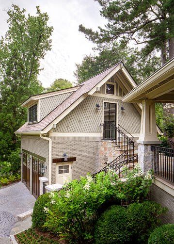 New England Carriage House, Carriage House Above Garage, Carriage House Apartment Interior, Carriage House Decor, Garage Kitchenette, Carriage House Interior, House Built Into Hill, Carriage House Plans Garage Apartments, Carriage Garage