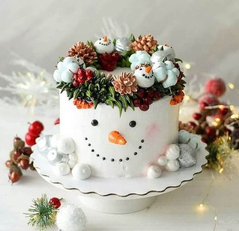 easy & elegant christmas cake ideas Christmas Birthday Cake, Tårta Design, Christmas Themed Cake, Best Christmas Desserts, Snowman Cake, Christmas Cake Designs, Christmas Cake Recipes, Christmas Cake Decorations, Xmas Cake