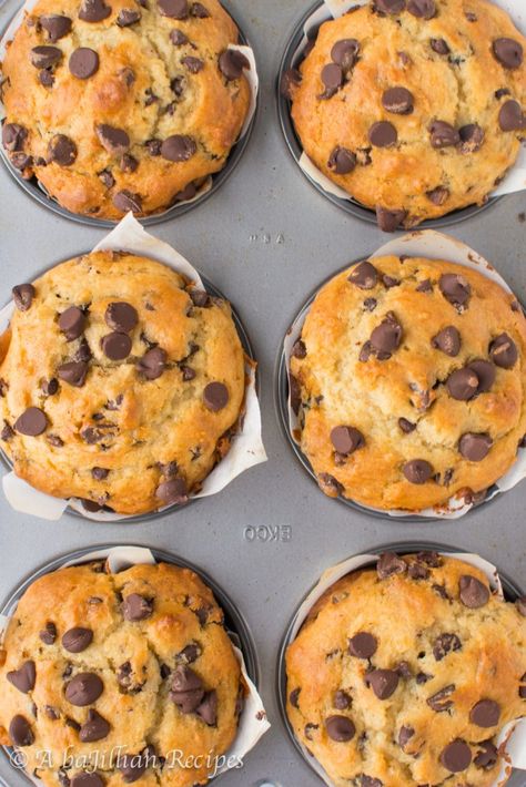 Jumbo Chocolate Chip Muffins - A baJillian Recipes Jumbo Chocolate Chip Muffins, Jumbo Muffin Recipes, Bakes Goods, Banana Zucchini, Choc Chip Muffins, Breakfast Muffin, Jumbo Muffins, Bakery Style Muffins, Big Chocolate