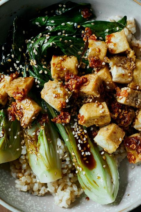 Hearty vegetarian rice bowls with crispy tofu and seared bok choy, served with a light sesame glaze. Perfect for a solid weeknight meal. Tofu Bowls, Sesame Tofu, Recipes Savory, Pak Choi, Crispy Tofu, Savory Recipes, Tofu Recipes, Tasty Recipes, Vegan Dinners