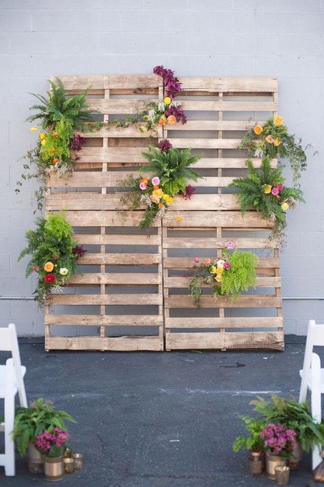 Wedding Industry Trends 2015: A Floral Perspective Decor Photobooth, Diy Fotokabine, Diy Wedding Photo Booth, Pallet Backdrop, Yard Oasis, Industrial Wedding Inspiration, Cheap Wedding Decorations, Rustic Easter, Pallet Wedding