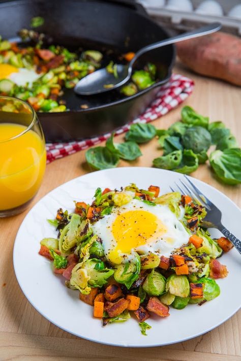 Brussels Sprout Hash with Sweet Potato and Bacon Thanksgiving Brunch Recipes, Sprouting Sweet Potatoes, Thanksgiving Brunch, Breakfast Low Carb, Healthy Holiday Recipes, Brussels Sprout, Bacon Breakfast, Sweet Potato Hash, Sprout Recipes