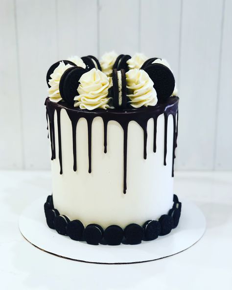 White Cake Black Drip, White And Black Cake For Men, White Cake Design For Men, 18th Birthday Cake Black And White, Black And White Cake For Men, Black And White Drip Cake, Black And White Theme Cake, Black And White Cake Ideas, Black Drip Cake