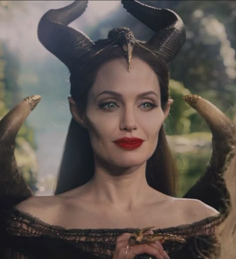 Maleficent Art, Maleficent Cosplay, Maleficent 2014, Angelina Jolie Maleficent, Maleficent Movie, Walt Disney Princesses, Maleficent Costume, School For Good And Evil, Girl Sleeping