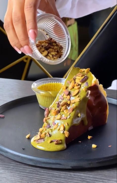 Pistachio San Sebastian Cheesecake, Pistachio Sauce, San Sebastian Cheesecake, Video Cake, Pistachio Cheesecake, Chocolate Sauce, Shopping Lists, San Sebastian, Sweets Desserts