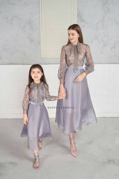 Dress Batik Modern, Mom Daughter Outfits, Mother Daughter Fashion, Mother Daughter Dresses Matching, Casual Work Dresses, Mother Daughter Outfits, Mother Daughter Dress, Simply Dress, Gaun Fashion