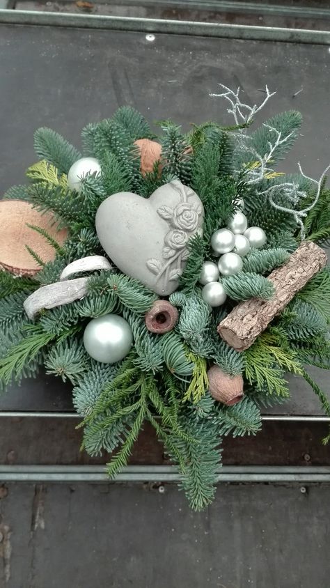 Dekoratívne Vence, Christmas Flower Decorations, Winter Floral Arrangements, Floral Art Arrangements, Holiday Wreaths Christmas, Large Flower Arrangements, Cemetery Decorations, Christmas Flower Arrangements, Flower Decorations Diy