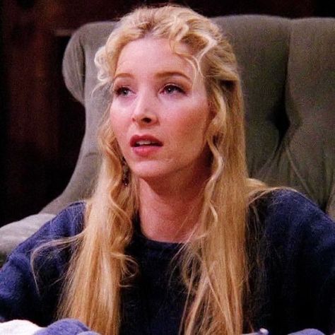 pop culture & fashion 🌹 on Instagram: "Lisa Kudrow as Phoebe Buffay (Friends, season 1)" Phoebe Buffay Outfits, Friends Phoebe, Lumpy Space Princess, Ross Geller, Friends Cast, Friends Moments, Phoebe Buffay, Chandler Bing, Rachel Green