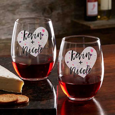 In Love Couple, Engraved Wine Glasses, Valentines Day Wine, The Perfect Couple, Custom Wine Glasses, Personalized Wine Glasses, Friend Crafts, Valentines Day Couple, Whimsical Gifts