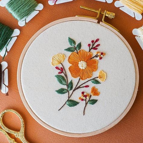 Made By Me Studio ✄ Sip & Sew on Instagram: "𝙰𝚞𝚝𝚞𝚖𝚗 𝙰𝚗𝚎𝚖𝚘𝚗𝚎 🍂 • 𝙽𝙴𝚆 𝙼𝚒𝚗𝚒 𝙴𝚖𝚋𝚛𝚘𝚒𝚍𝚎𝚛𝚢 𝙺𝚒𝚝 The wait is finally over! Our very first mini embroidery kit has reached our Etsy store and website 🙌🏼 WHY “MINI”? We believe that having fun with art shouldn’t come with a huge price tag. Our mini kits are designed to allow the crafter to complete the project within 1-2 sessions… meaning no more half-done artworks (I’m guilty of it 🫣) laying around the house! KIT INCLUDES Embroidery Pattern Floral, Dog Portrait Drawing, Embroidery Artwork, Mini Embroidery, Feather Embroidery, Embroidery Tips, Stitch Guide, Instagram Autumn, Hand Embroidery Patterns Flowers