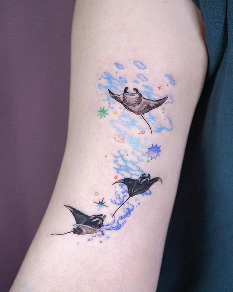 Colorful Stingray Tattoo, Stingray Tattoo Color, Bird Tattoo Aesthetic, Shark Tattoo Color, Sandpiper Tattoo, Manta Ray Tattoo Design, Stingray Tattoo Design, Sting Ray Tattoo, Manta Ray Tattoo