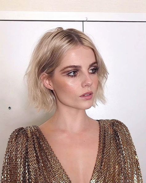 Kort Bob, Lucy Boynton, Angled Bob, Penteado Cabelo Curto, Blonde Bobs, Trending Hairstyles, Break Out, Grunge Hair, Short Bob Hairstyles