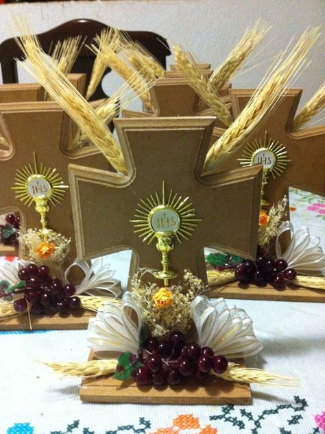 CENTRO DE MESA PRIMERA COMUNION Ideas Para Primera Comunion, Communion Table Decorations, Communion Centerpieces, Recuerdos Primera Comunion Ideas, Communion Table, Catholic Baptism, Holy Communion Party, First Communion Decorations, Communion Decorations