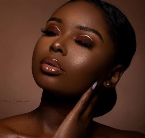 image découverte par 𝐁𝐫𝐢𝐭𝐭𝐧𝐞𝐲 𝐌𝐚𝐫𝐯𝐞𝐭 🤍. Découvrez (et enregistrez !) vos images et vidéos sur We Heart It African Makeup, Maquillage Yeux Cut Crease, Fall Makeup Trend, Makeup For Black Skin, Brown Skin Makeup, Photoshoot Makeup, Black Women Makeup, Brown Eyeshadow, Face Beat