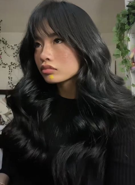 Plum Black Hair, Black Hair With Bangs, Wavy Black Hair, Black Hair Bangs, Wavy Bangs, Haircuts For Long Hair With Layers, Classy Hairstyles, Hairstyles For Layered Hair, Haircuts For Wavy Hair