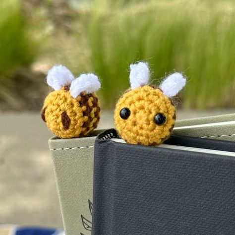 Bee Crochet, Bookmark Pattern, Bee Book, Crochet Bookmark Pattern, Crochet Bookmark, Bee Photo, Crochet Bee, Crochet Bookmarks, Crochet Pumpkin