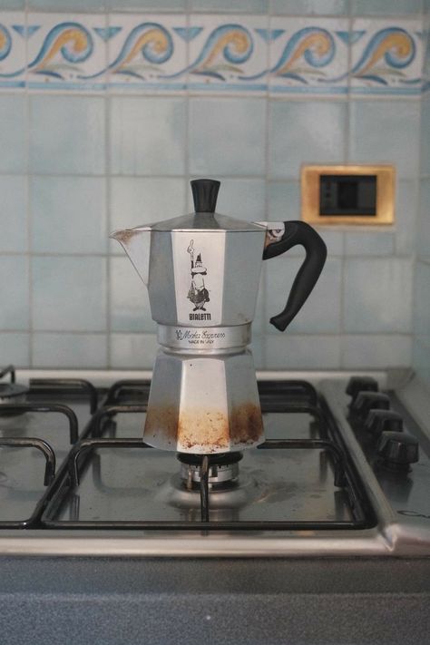 Café Cubano, Italian Coffee Maker, Italian Aesthetic, Moka Pot, Italy Aesthetic, Italian Coffee, Aesthetic Coffee, Coffee Routine, Stove Top Espresso