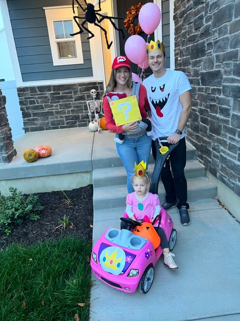 Mario Cart Halloween Wagon, Mario Kart Family Costumes, Mario Family Halloween Costumes, Super Mario Family Costume, Mario Family Costume, Mario Party Costume, Mario Kart Costumes, Stroller Costume, Halloween Costume Family