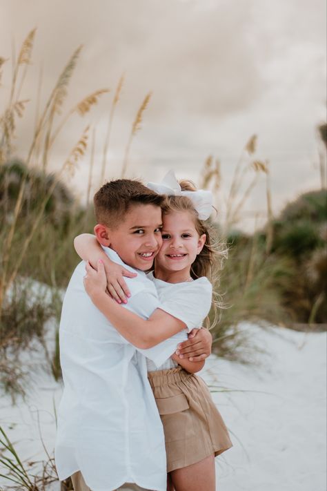 Family beach session Sibling Beach Photoshoot, 3 Sibling Beach Pictures, Beach Maternity Pictures With Sibling, Older Sibling Beach Pictures, Brothers Beach Pictures, Brother Sister Beach Pictures, Siblings Beach Photoshoot, Sister Beach Pictures, Sibling Beach Pictures