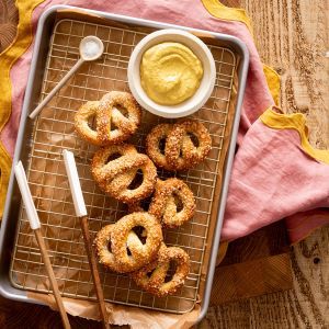 Almond Pretzel Recipe, Low Carb Lifestyle, Atkins Recipes, Pretzels Recipe, Side Jobs, Cooking Ideas, Pretzels, Low Carb Keto, Gluten Free Vegetarian