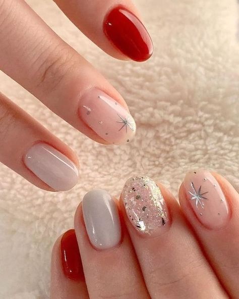 simple Korean Christmas nails: red and glitter Shirt Winter Nails, Nail Art Christmas Simple, Korean Christmas Nails, Korean Christmas, Korean Nail, Hippie Nails, Christmas Nails Easy, Christmas Gel Nails, Winter Inspired