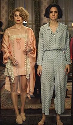 Queenie and Tina in pajamas from 'Fantastic Beasts and Where To Find Them' (2016). Costume Designer: Colleen Atwood. Fantastic Beasts Queenie, Lingerie Latex, Alison Sudol, Tina Goldstein, Fantastic Beasts Series, Fantasic Beasts, Queenie Goldstein, Colleen Atwood, Katherine Waterston