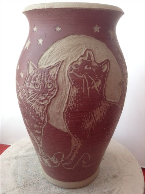 Sgraffito pottery cats on vase By Melissa Goode Scraffito Designs Vase, Scrafito Ideas, Clay Scrafitto, Scrafito Pottery, Scrafito Ceramics, Sgraffito Designs Pattern, Pottery Carving Ideas, Scraffito Designs Simple, Sgraffito Vase